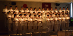 [写真/ナイチンゲール誓詞を唱和する学生たち]