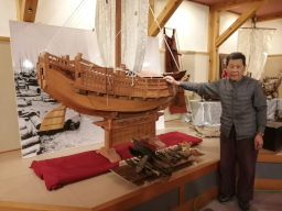 [写真/北前船の模型と大工道具が展示中だ]