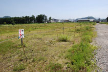 工事が予定されている旧前田製管跡地。右上はＪＲ村上駅